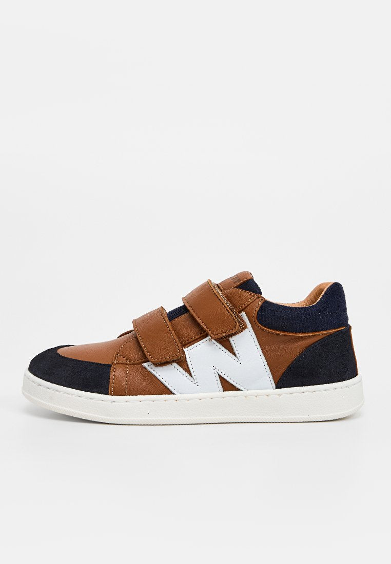 Braune Leder- und marineblaue Wildleder-Sneaker mit weißen Akzenten, ausgestattet mit zwei verstellbaren Klettverschlüssen und einer Gummi-Sohle.