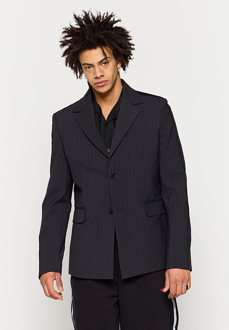 Schwarze Nadelstreifenblazer mit Reverskragen, zwei Vorderaschen, Ein-Knopf-Verschluss und glatter Stoffstruktur.