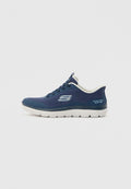Marineblaue Skechers Slipper mit weißer Sohle, Mesh-Obermaterial, Schnürdetail und "S"-Logo an der Seite.