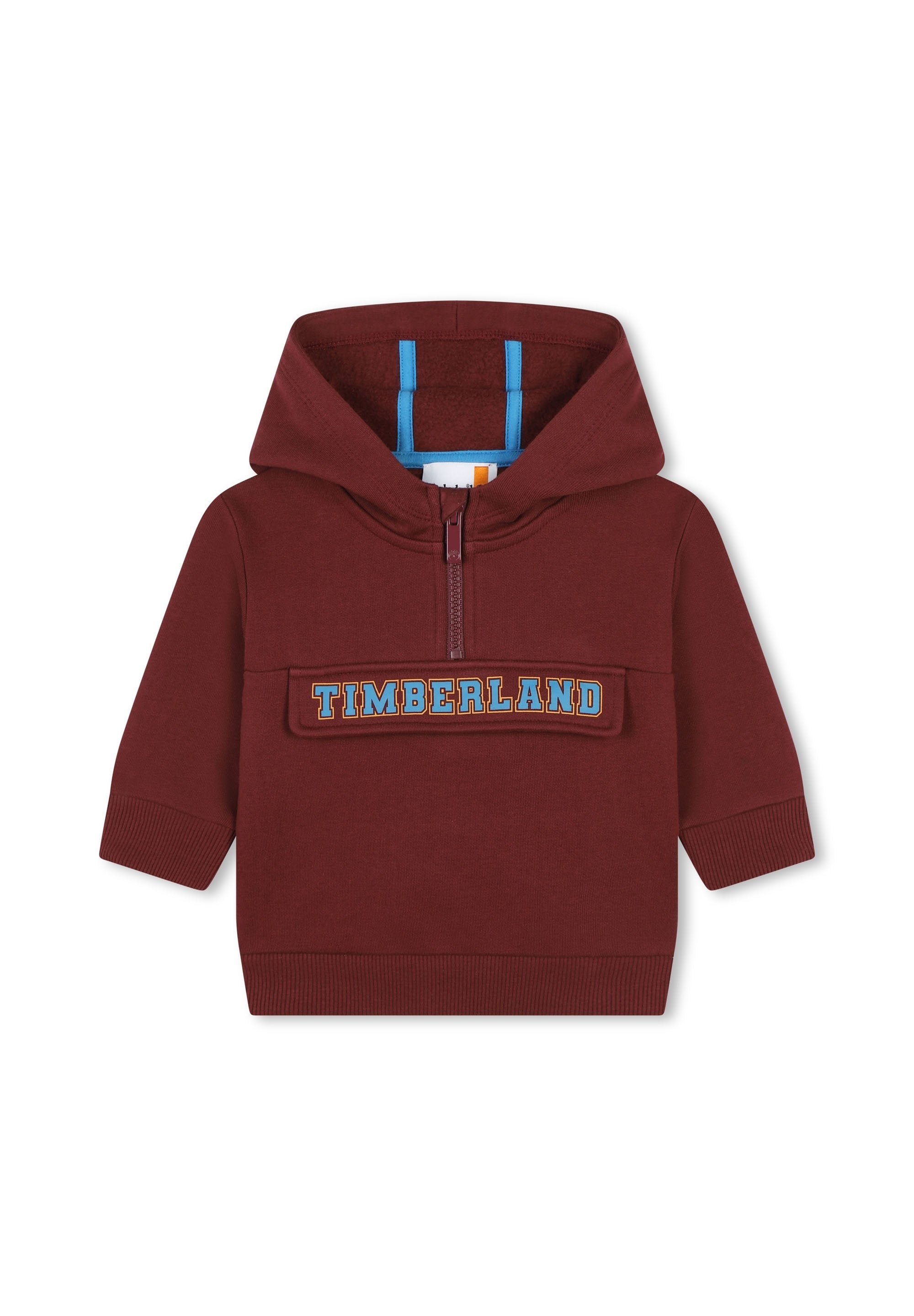 Burgunderfarbene Kapuzenjacke mit halbem Reißverschluss, einer Kängurutasche und blauem "TIMBERLAND"-Logo auf der Brust. Weicher Stoff, gerippte Bündchen.