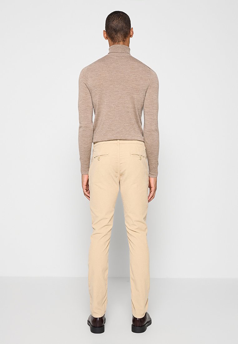 REGULAR FIT  Media 3