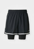Schwarze Sportshorts mit einem elastischen Bund, bestehend aus einer lockeren äußeren Schicht und einer engen Innenshorts. Weiße Streifenakzente am Saum.