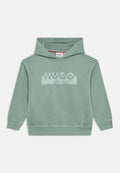 Grüner Kapuzenpullover mit Kängurutasche, strukturiertem Stoff, gerippten Bündchen und einem vorderen Grafikbereich mit dem Schriftzug "HUGO" in hellgrau.