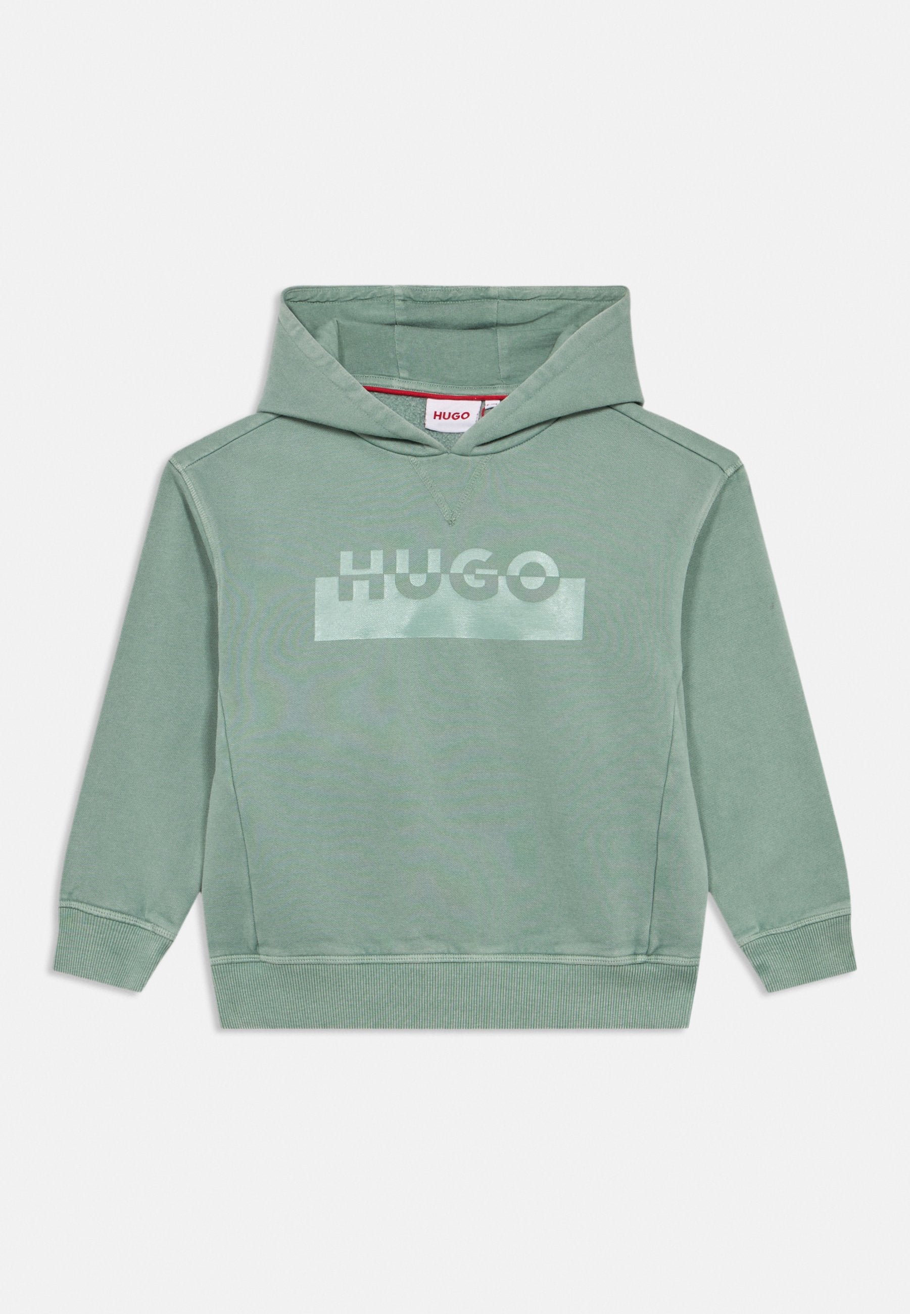 Grüner Kapuzenpullover mit Kängurutasche, strukturiertem Stoff, gerippten Bündchen und einem vorderen Grafikbereich mit dem Schriftzug "HUGO" in hellgrau.