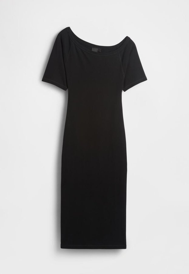 Schwarzes Midikleid aus elastischem Stoff. Verfügt über kurze Ärmel, einen weiten Ausschnitt und eine figurbetonte Silhouette ohne zusätzliche Verzierungen.