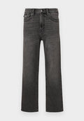 Schwarze, ausgewaschene Jeans mit geradem Bein, Vorder- und Münztaschen, Knopf- und Reißverschluss, auf einem weißen Hintergrund präsentiert.