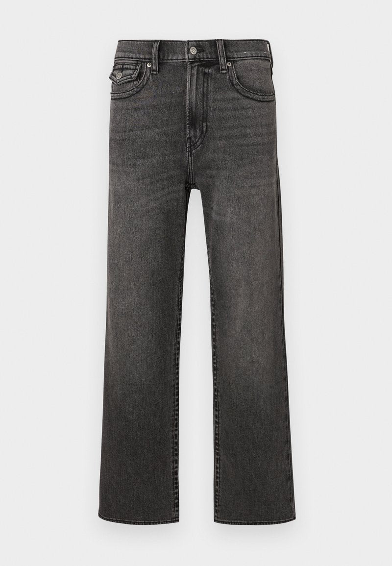 Schwarze, ausgewaschene Jeans mit geradem Bein, Vorder- und Münztaschen, Knopf- und Reißverschluss, auf einem weißen Hintergrund präsentiert.