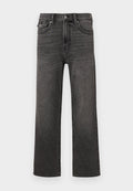 Schwarze, ausgewaschene Jeans mit geradem Bein, Vorder- und Münztaschen, Knopf- und Reißverschluss, auf einem weißen Hintergrund präsentiert.