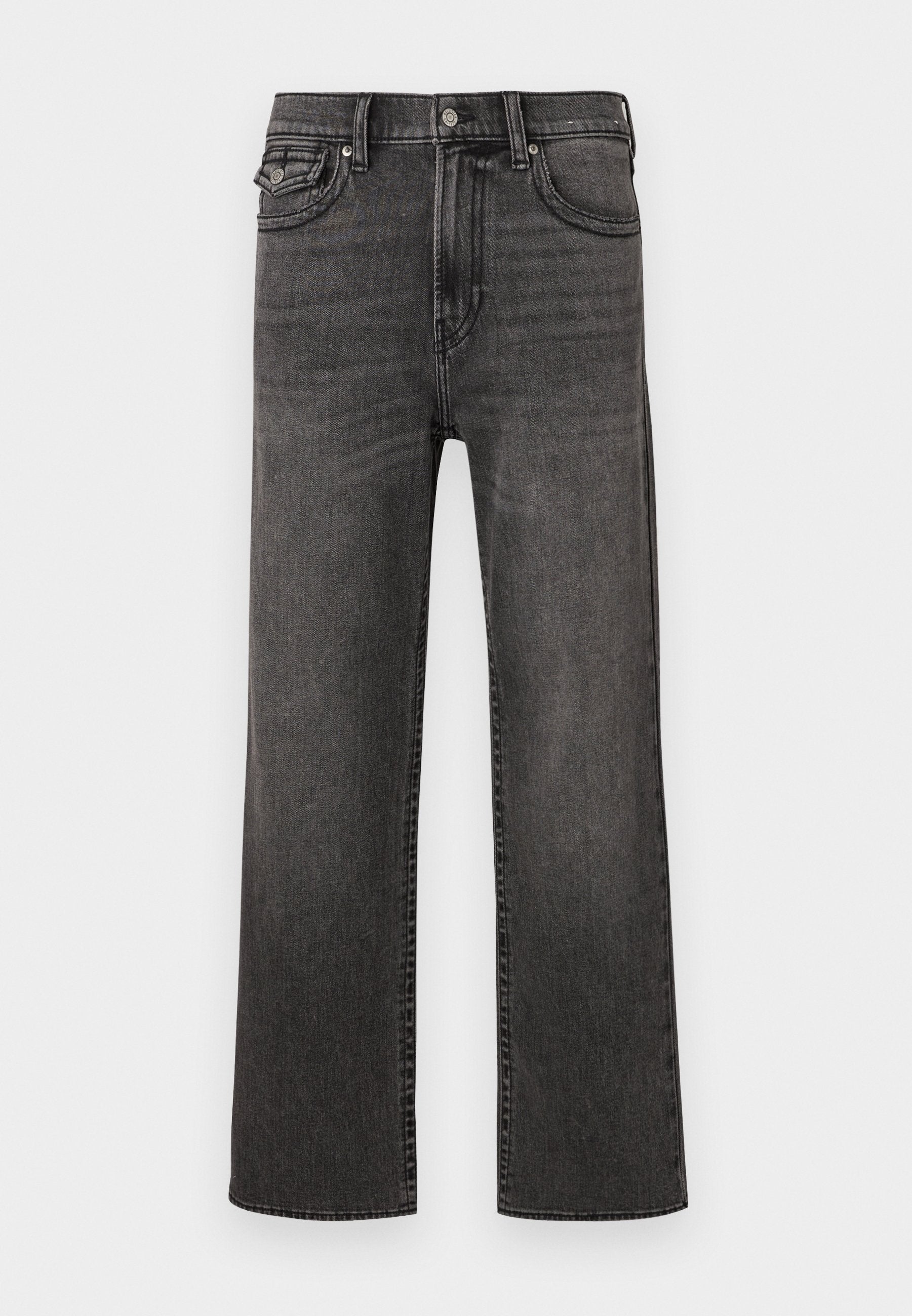 Schwarze, ausgewaschene Jeans mit geradem Bein, Vorder- und Münztaschen, Knopf- und Reißverschluss, auf einem weißen Hintergrund präsentiert.