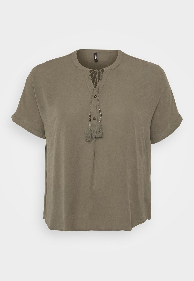 Khaki Kurzarmbluse mit rundem Halsausschnitt, vorderer Knopfverschluss und dekorativen Quasten mit Perlen am Bindeband. Glatte Stofftextur.