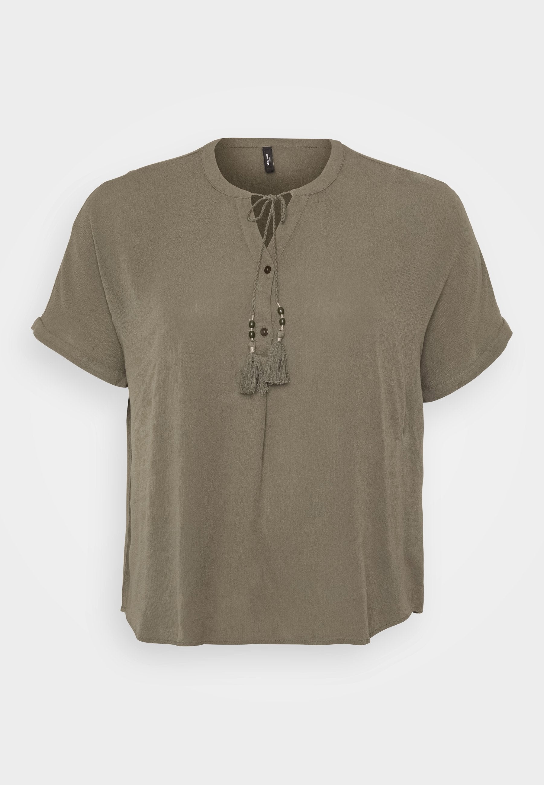 Khaki Kurzarmbluse mit rundem Halsausschnitt, vorderer Knopfverschluss und dekorativen Quasten mit Perlen am Bindeband. Glatte Stofftextur.