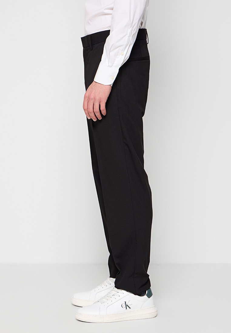 RELAXED FIT  Media 2