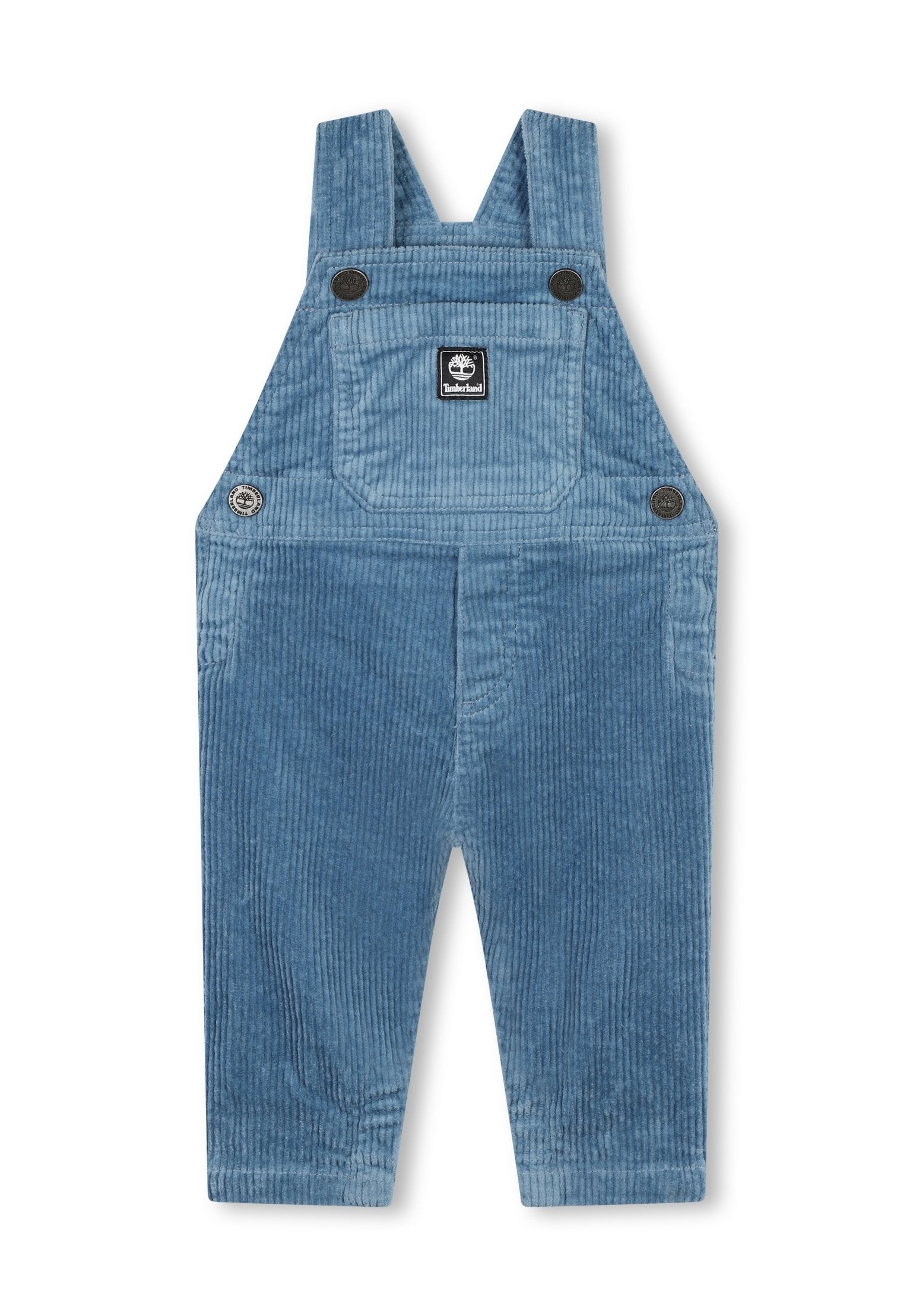Blaue Corduroy-Kinderlatzhosen mit Fronttasche und verstellbaren Trägern, versehen mit Timberland-Logoaufnäher und Metallknopfdetails.