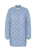 Himmelblau gesteppte Jacke mit rundem Kragen, Druckknöpfen, einer Fronttasche und gerippten Manschetten. Glatte Textur mit Rautenmuster.