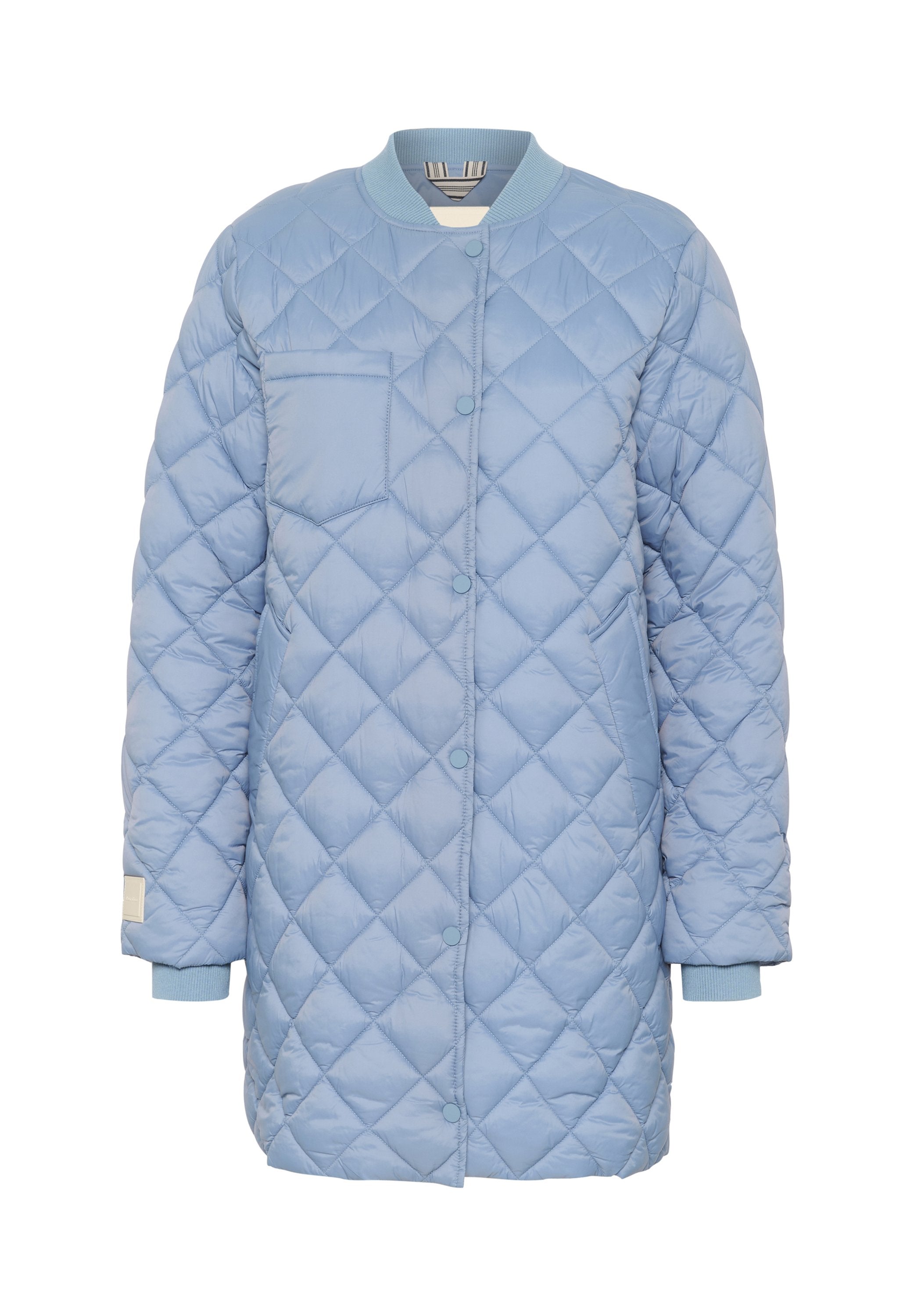 Himmelblau gesteppte Jacke mit rundem Kragen, Druckknöpfen, einer Fronttasche und gerippten Manschetten. Glatte Textur mit Rautenmuster.