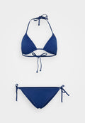 Navyblaues Bikini-Set mit einem dreieckigen Oberteil und verstellbaren Bändern, dazu passende Unterteile mit Bindebändern. Glatter Stoff.