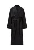 Langer schwarzer Trenchcoat mit breiten Revers, doppelreihiger Knopfleiste, Frontklappe, Manschettenriemen und einem gebundenen Taillengürtel.