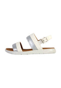 Weiße und silberne Sandalen mit zwei breiten Riemen und einem Rückenverschluss, ausgestattet mit einer strukturierten braunen Innensohle und einer weißen Gummisohle.