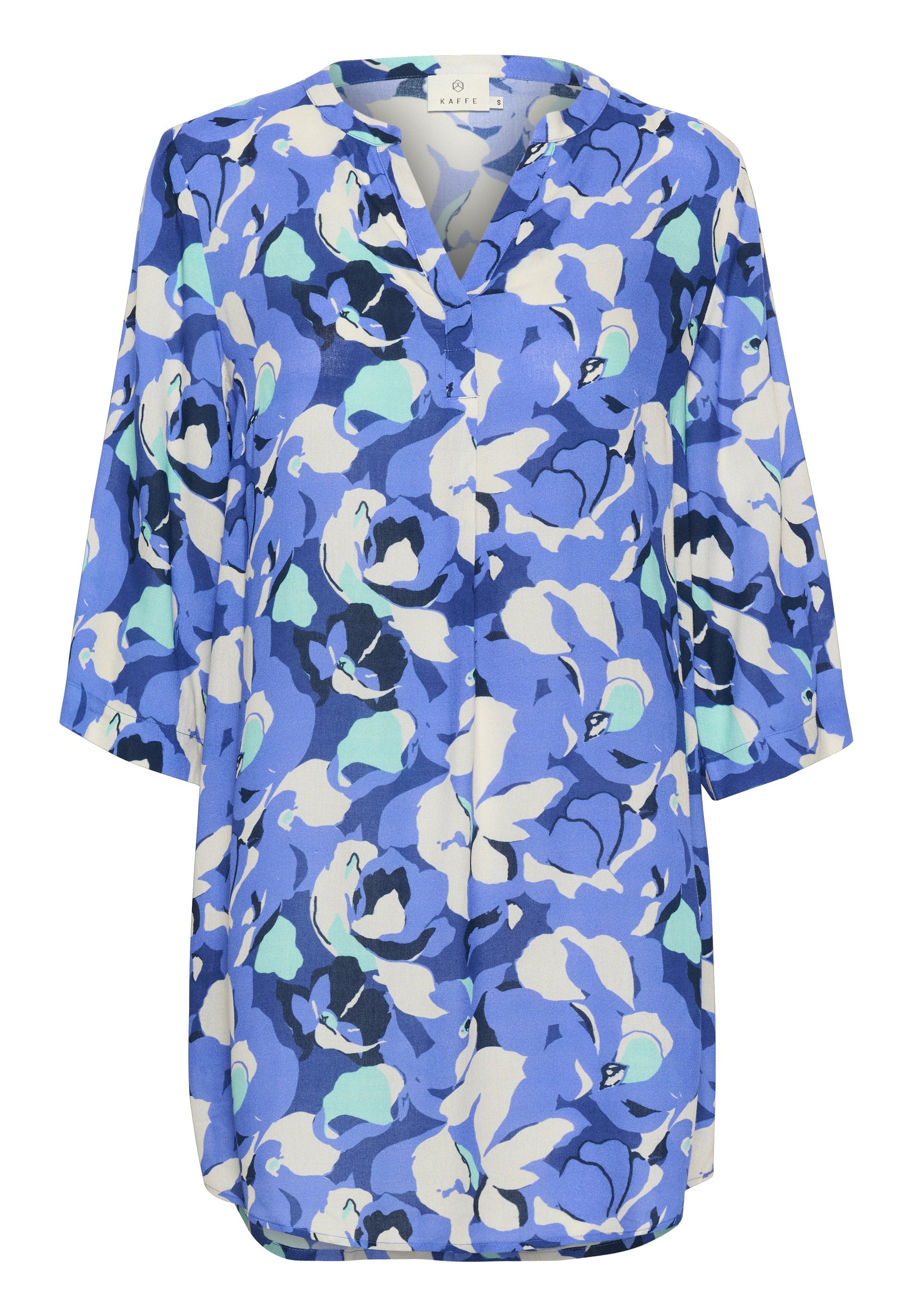 Blumen-Tunika mit Dreiviertelärmeln, in Blau- und Grüntönen auf leichtem Stoff. Auffälliges V-Ausschnitt-Design und lockere Passform.