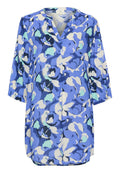 Blumen-Tunika mit Dreiviertelärmeln, in Blau- und Grüntönen auf leichtem Stoff. Auffälliges V-Ausschnitt-Design und lockere Passform.