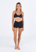 Schwarzes Bikini-Set mit einem dreieckigen Oberteil mit dünnen Trägern und hochgeschnittenen Shorts. Glatte Textur, minimalistisches Design, keine Muster oder Akzente.