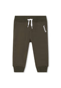 Olivgrüne Sweatpants mit elastischem Bund, weißem Kordelzug, seitlichen Taschen und Timberland-Logo in Weiß auf dem linken Bein.