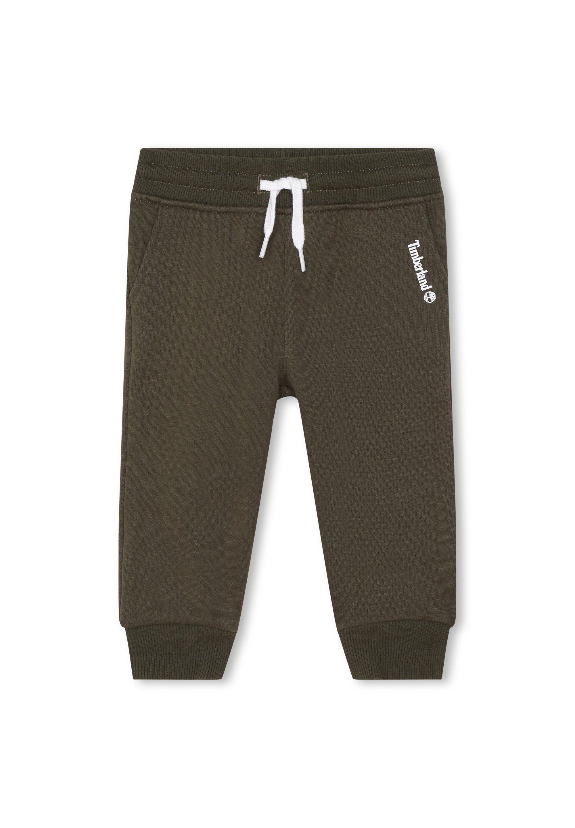 Olivgrüne Sweatpants mit elastischem Bund, weißem Kordelzug, seitlichen Taschen und Timberland-Logo in Weiß auf dem linken Bein.