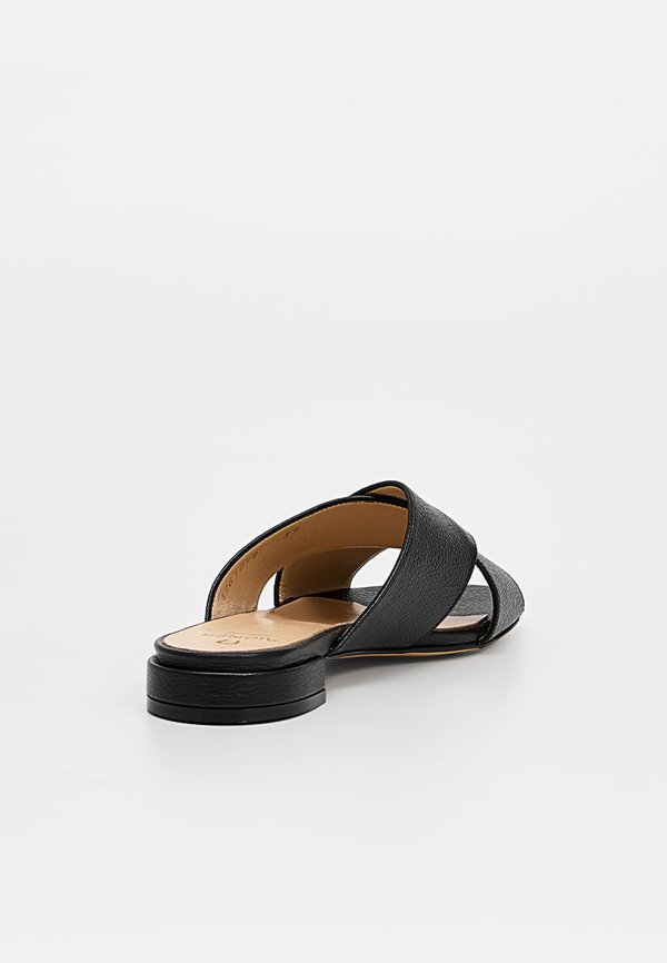 AIGNER LEONORA