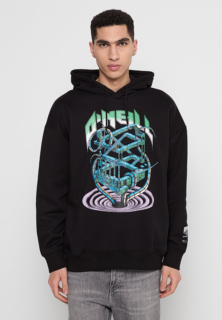 Schwarzer Hoodie mit einem bunten Grafikdesign, das abstrakte Formen und Details zeigt. Lange Ärmel und eine Kordelzugkapuze. Weicher Stoff.