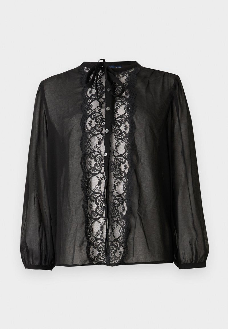 Schwarze, transparente Bluse mit einem Spitzenpaneel vorne, rundem Ausschnitt mit Bindeband und langen Ärmeln mit elastischen Bündchen. Knöpfe entlang der Vorderseite.