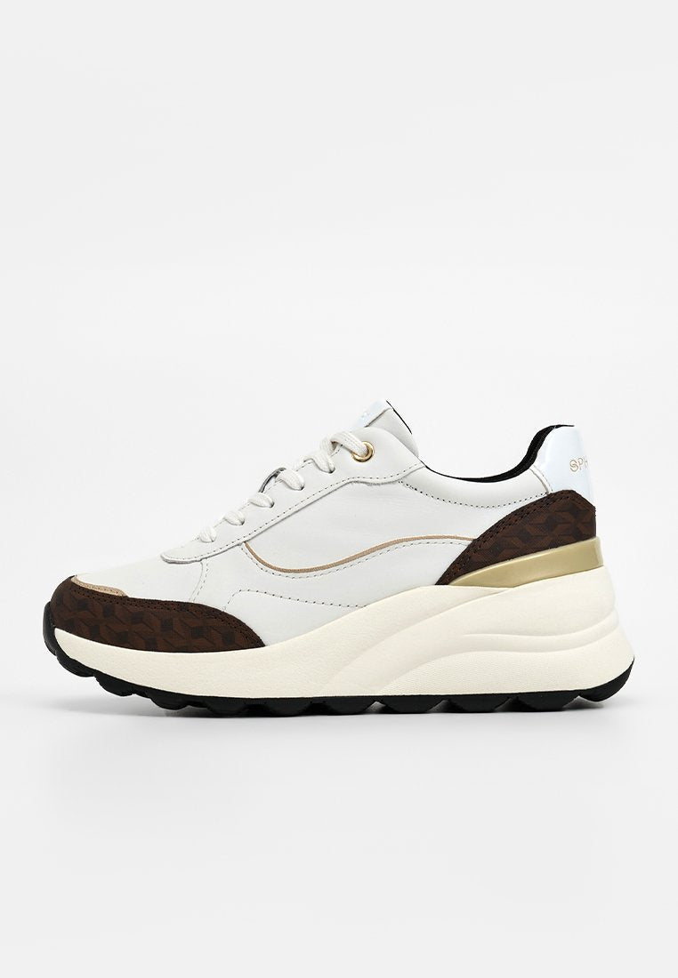 Weiße und braune Sneaker mit einem strukturierten geometrischen Muster, goldenen Akzenten und einer dicken, gepolsterten Sohle. Hergestellt aus weichem Leder und synthetischen Materialien.
