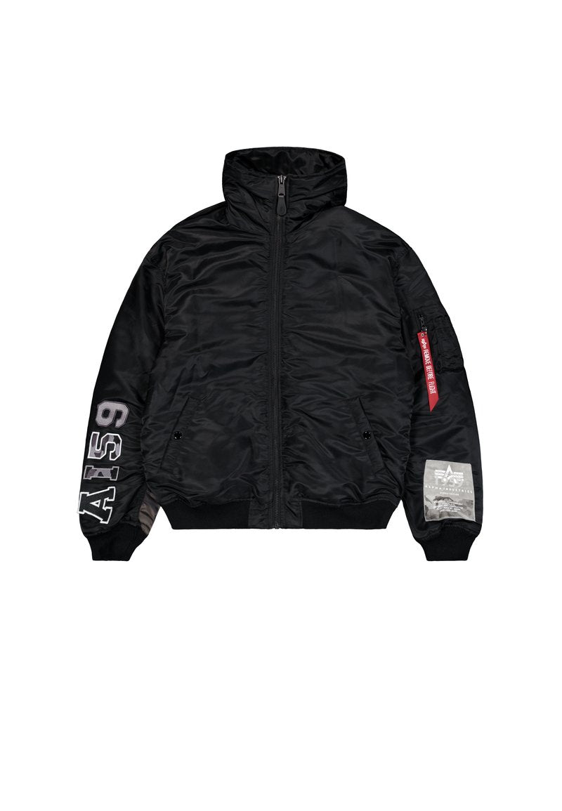 Schwarze Bomberjacke aus Nylon mit einem vorderen Reißverschluss, hohem Kragen, elastischen Bündchen und einem Ärmelpatch mit Logo sowie einem roten Reißverschluss-Überzieher.