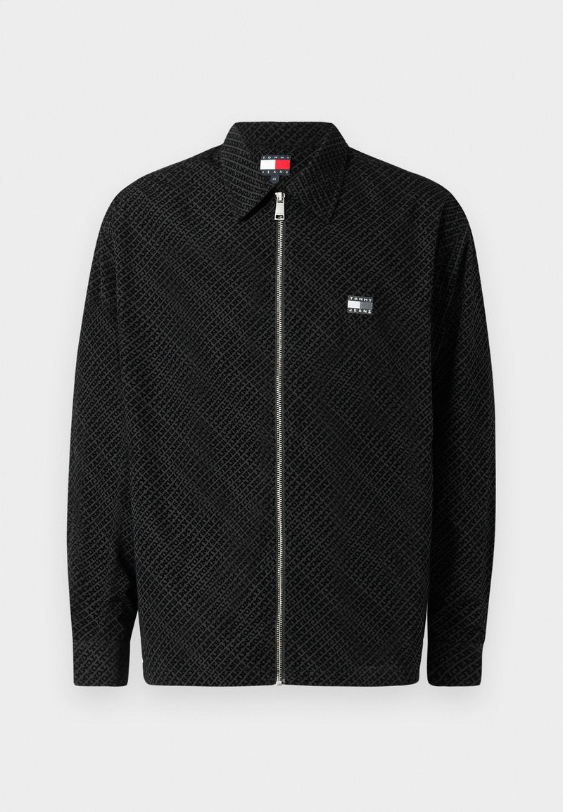 Schwarze Zip-up-Jacke mit strukturiertem Muster. Verfügt über einen Kragen und ein kleines Logopatch auf der linken Brust. Lange Ärmel mit geradem Schnitt.