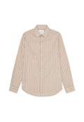 Beige Langarmhemd mit vertikalen weißen Streifen, Button-Down-Kragen und abgerundetem Saum. Verfügt über weiße Knöpfe und eine dezente Logo-Stickerei.