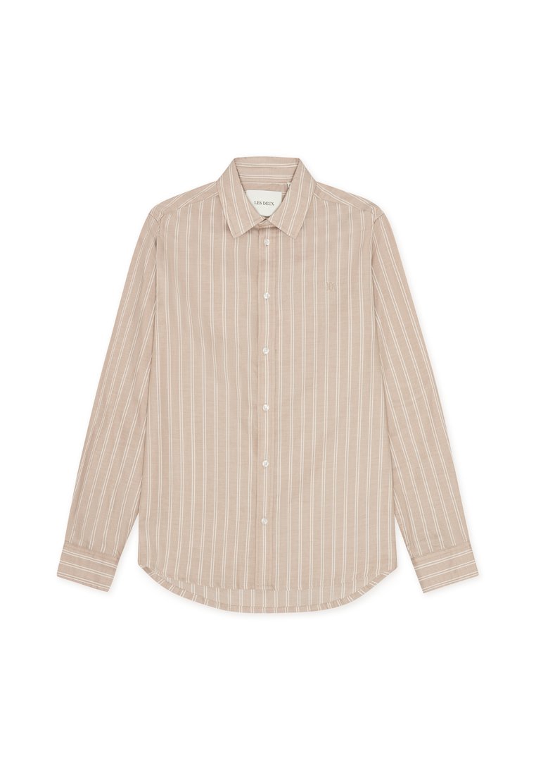 Beige Langarmhemd mit vertikalen weißen Streifen, Button-Down-Kragen und abgerundetem Saum. Verfügt über weiße Knöpfe und eine dezente Logo-Stickerei.