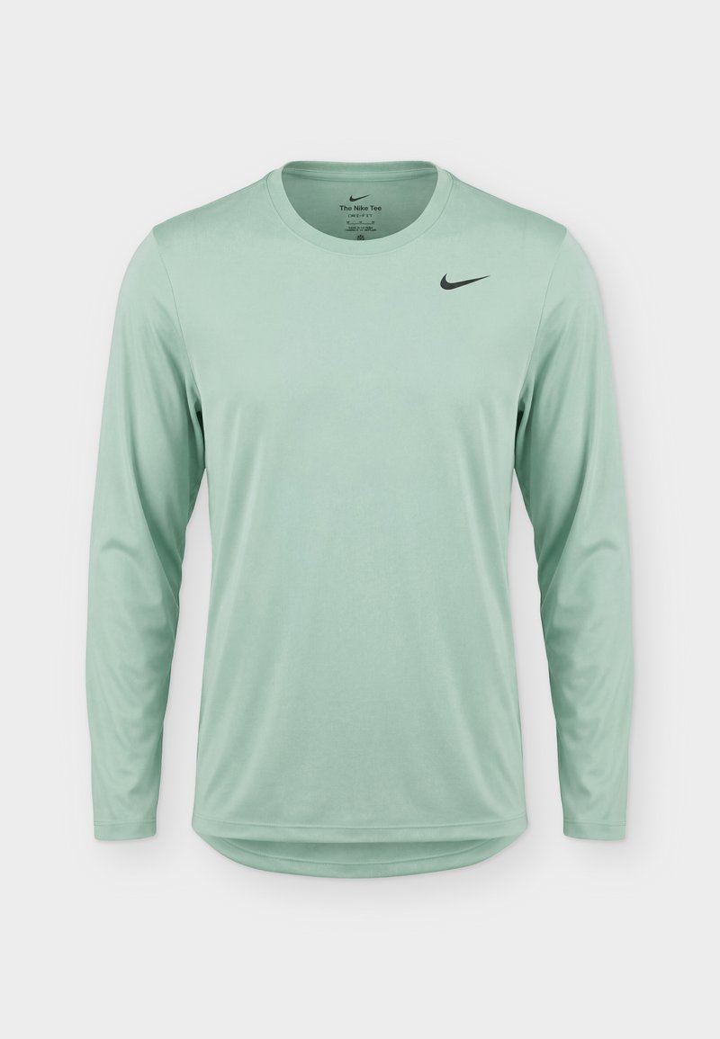 Hellgrünes Nike-Sportshirt mit langen Ärmeln, Rundhalsausschnitt und kleinem schwarzem Nike Swoosh Logo auf der Brust.