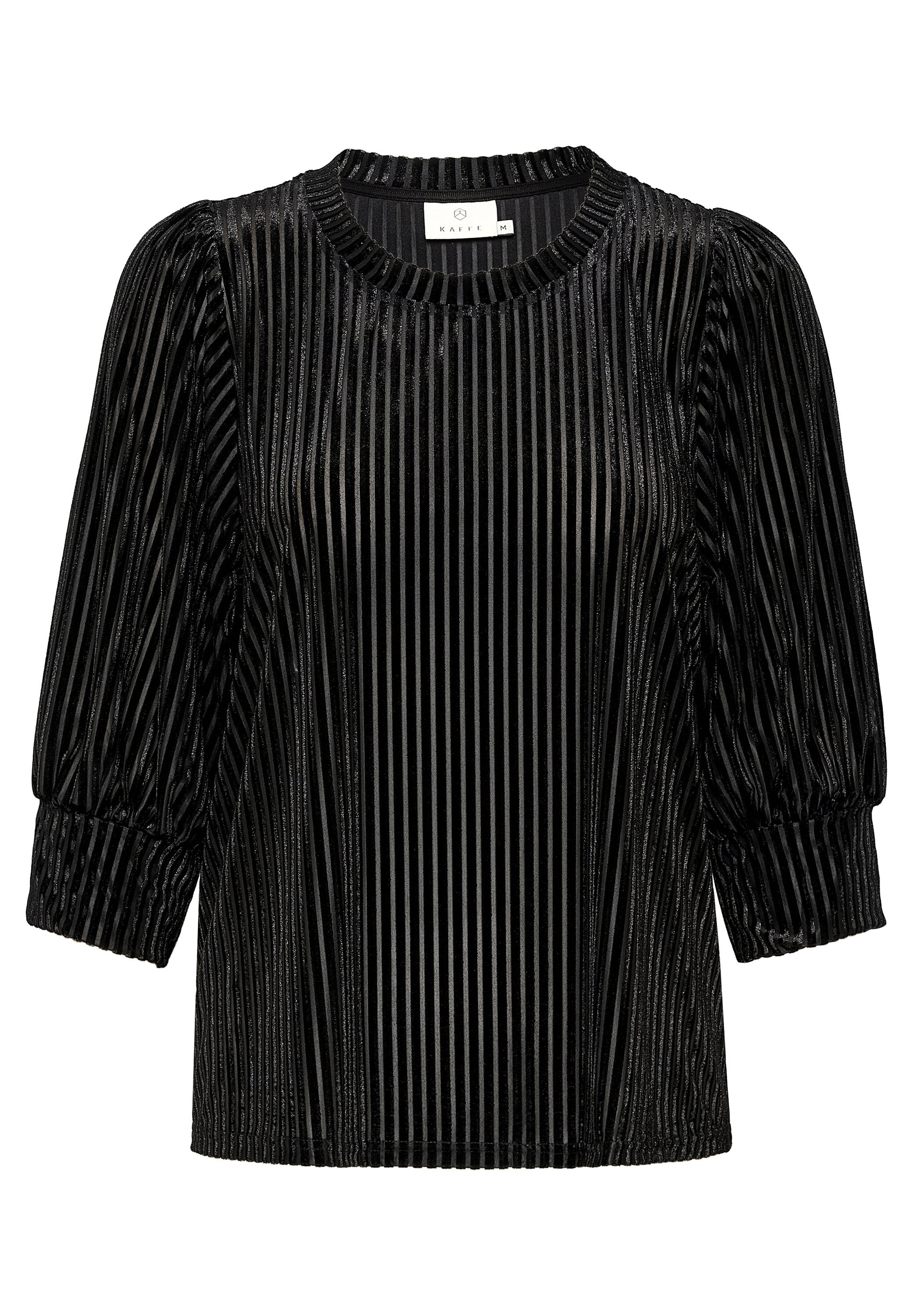 Schwarze plissierte Bluse mit Rundhalsausschnitt, gepolsterten Schultern und Dreiviertelärmeln. Hat einen strukturierten, glänzenden Stoff mit vertikalen Streifen.