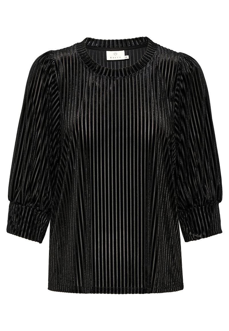 Schwarze plissierte Bluse mit Rundhalsausschnitt, gepolsterten Schultern und Dreiviertelärmeln. Hat einen strukturierten, glänzenden Stoff mit vertikalen Streifen.