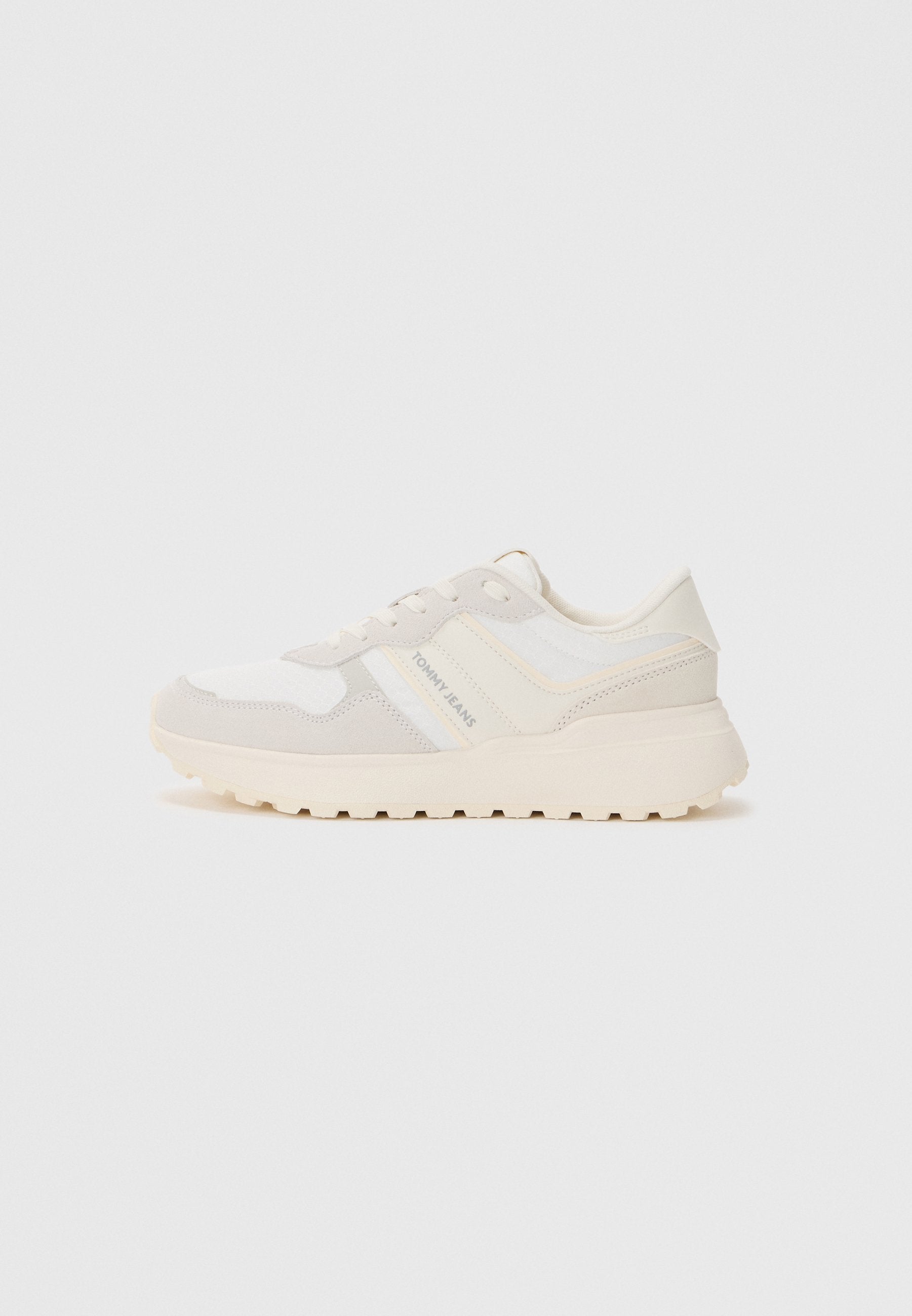 Sneaker in Weiß und Hellbeige mit einer Mischung aus glattem und strukturiertem Stoff. Verfügt über eine gepolsterte Sohle und ein Logo-Detail an der Seite.
