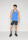 Blaues Sport-Tanktop, schwarze Shorts mit weißem Logo und schwarze Sneakers. Modell steht mit entspannten Armen, sportliches Design, eng anliegende Form.