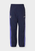 Marineblaue Sporthose mit elastischem Bund und Bündchen, violette Seiteneinsätze und weiße Logo-Patches an den Oberschenkeln.