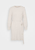 Beige Strickkleid mit rundem Ausschnitt, langen Ballonärmeln, Taillengürtel und seitlichem Schlitz. Verfügt über dekorative Knöpfe an der Schulter.