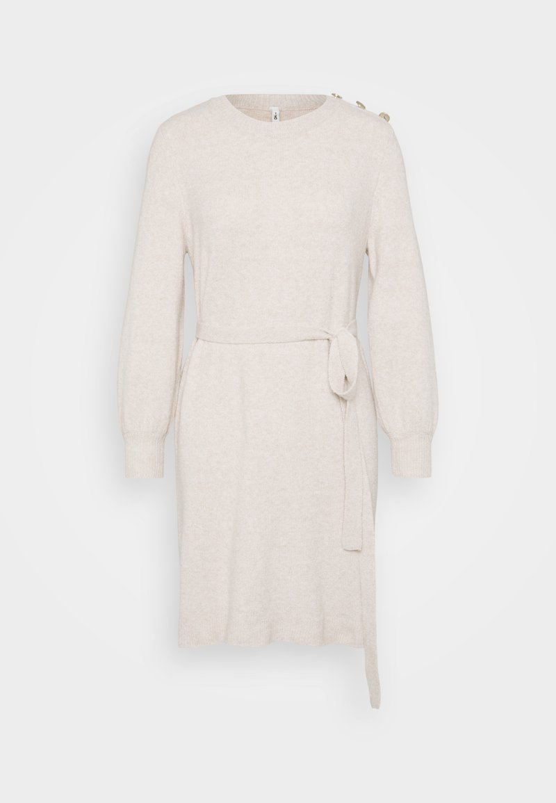 Beige Strickkleid mit rundem Ausschnitt, langen Ballonärmeln, Taillengürtel und seitlichem Schlitz. Verfügt über dekorative Knöpfe an der Schulter.