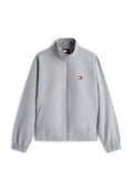 Hellgraue Reißverschlusstjacke mit Stehkragen, elastischen Bündchen und Saum, Seitentaschen sowie kleinem rot-weiß-blauem Logo auf der Brust.