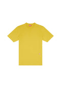 Gelbes, kurzärmliges Rundhals-T-Shirt mit kleinen roten Diesel-Logoetiketten am Kragen und an der unteren Vorderseite.