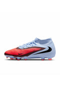 Hellblaue und rote Nike Fußballschuhe mit schwarzem Swoosh, strukturiertem Obermaterial, sockenähnlichem Knöchelkragen und rotspitzigen Stollen.