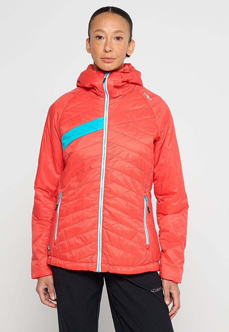 Rote gepolsterte Jacke mit Kapuze, ausgestattet mit einem diagonalen türkisfarbenen Streifen, kontrastierenden Reißverschlüssen und Reißverschluss-Taschen. Die Textur wirkt glatt.