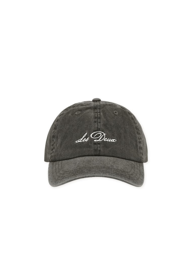 Dunkelgraue Baumwoll-Baseballkappe mit gebogenem Schirm. Mit gesticktem "Les Deux"-Logo in Weiß auf der Vorderseite. Texturiertes Material.