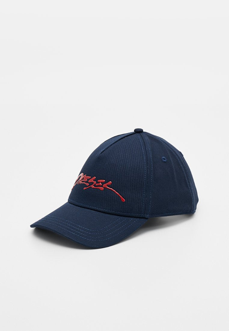 Dunkelblaues Baseballcap mit gewölbtem Schirm und rotem, aufgesticktem Logo auf der Vorderseite. Hergestellt aus strukturiertem Stoff mit sechsteiliger Konstruktion.