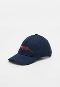 Dunkelblaues Baseballcap mit gewölbtem Schirm und rotem, aufgesticktem Logo auf der Vorderseite. Hergestellt aus strukturiertem Stoff mit sechsteiliger Konstruktion.